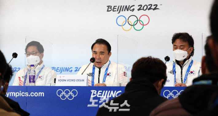 8일 중국 2022 베이징동계올림픽 메인미디어센터에서 열린 쇼트트랙 편파판정에 대한 선수단장 긴급기자회견에서 윤홍근 선수단장이 모두발언을 하고 있다. 베이징(중국)=박종민 기자