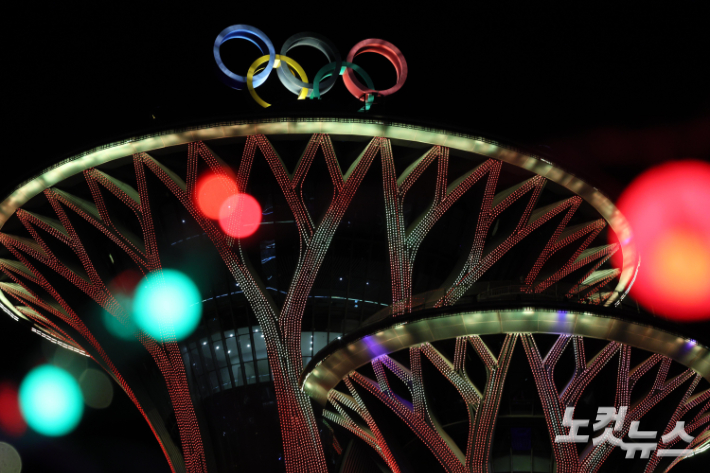 중국 베이징 메인미디어센터 앞 올림픽타워가 조명을 밝히고 있다. 베이징(중국)=박종민 기자