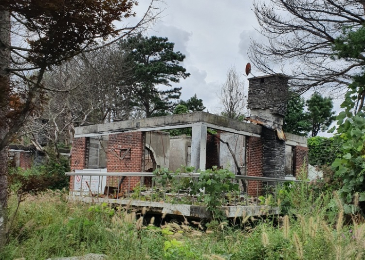 불에 탄 영랑호리조트 별장형 콘도가 흉물스럽게 방치돼 있는 모습. 속초시의회 강정호 의원 제공