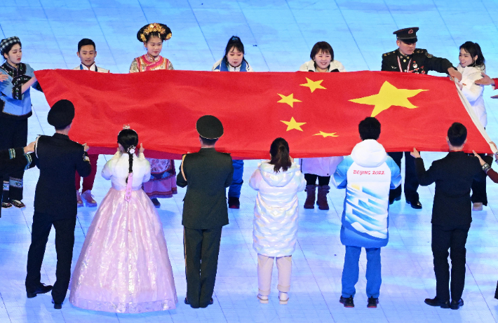 4일 중국 베이징 국립경기장에서 열린 2022 베이징동계올림픽 개막식에서 한복을 입은 참가자가 중국 국기 게양식을 진행하고 있다. 이날 중국 소수민족이 한복을 입고 등장하며 논란이 커졌다. 베이징(중국)=박종민 기자