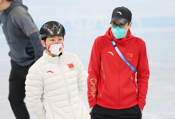 8일 중국 베이징 캐피털 실내 경기장에서 쇼트트랙 중국 대표팀 김선태 감독과 안현수(러시아명 빅토르 안) 기술코치가 훈련 도중 대화하고 있다. 연합뉴스