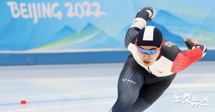 김민석이 8일 중국 베이징 국립 스피드스케이팅 경기장에서 열린 2022 베이징동계올림픽 스피드스케이팅 남자 1500m 예선전에서 역주하고 있다. 베이징(중국)=박종민 기자