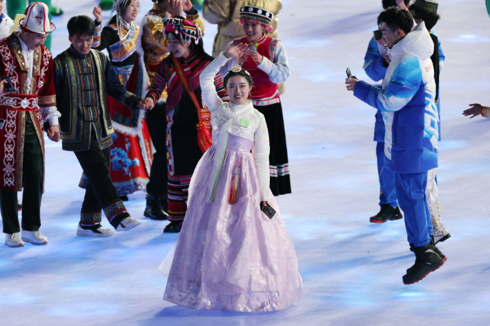 지난 4일 중국 베이징 국립경기장에서 열린 2022 베이징 동계올림픽 개회식에서 한복을 입은 한 공연자가 손을 흔들고 있다. 연합뉴스