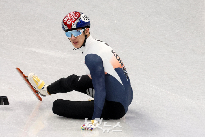 박장혁이 7일 중국 베이징 캐피털 인도어 스타디움에서 열린 쇼트트랙 남자 1000m 예선전에서 넘어지고 있다. 베이징(중국)=박종민 기자
