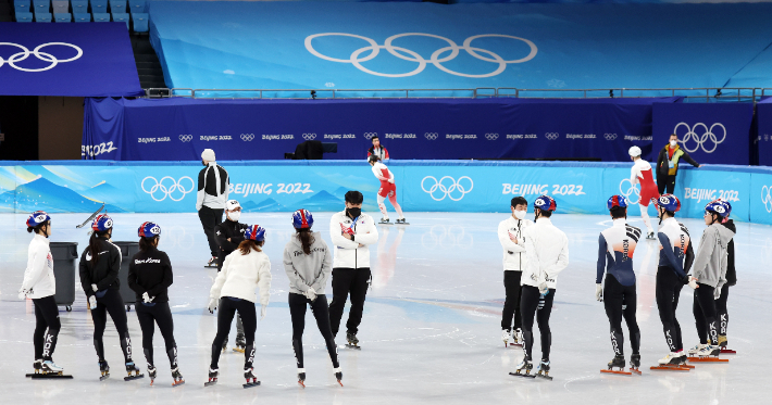 8일 중국 베이징 캐피털 실내경기장에서 훈련을 소화 중인 한국 쇼트트랙 대표팀. 베이징=박종민 기자