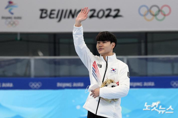 김민석이 8일 오후 중국 베이징 국립 스피드 스케이팅 경기장(오벌)에서 열린 2022 베이징 동계올림픽 스피드 스케이팅 남자 1500m 경기에서 동메달을 차지한 후 기뻐하고 있다. 베이징(중국)=박종민 기자
