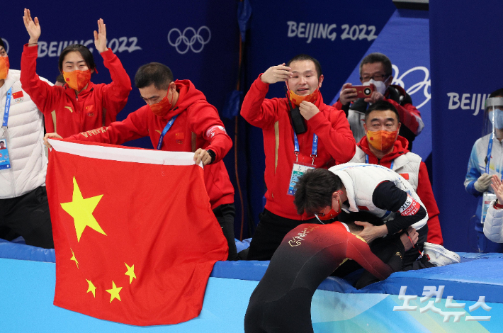 2022 베이징동계올림픽 쇼트트랙 남자 1,000m 종목에서 금메달을 획득한 중국 런쯔웨이가 7일 중국 베이징 캐피털 인도어 스타디움에서 경기를 마친 뒤 김선태 감독의 축하를 받고 있다. 베이징(중국)=박종민 기자