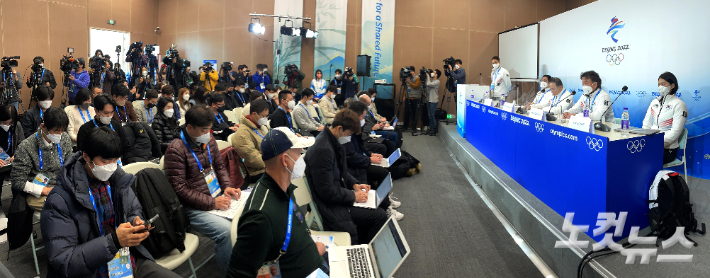 8일 중국 2022 베이징동계올림픽 메인미디어센터에서 열린 쇼트트랙 편파판정에 대한 선수단장 긴급 기자회견이 열리고 있다. 베이징(중국)=박종민 기자