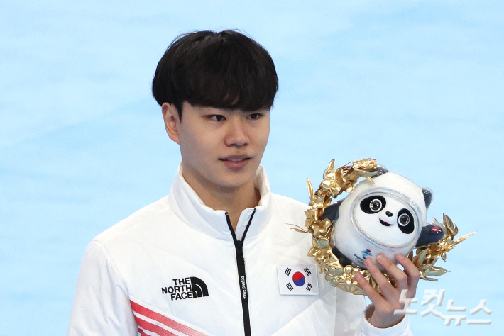 8일 중국 베이징 국립 스피드스케이팅 경기장에서 열린 2022 베이징동계올림픽 스피드스케이팅 남자 1500m 경기에서 동메달을 획득한 김민석이 플라워 세리머니를 하고 있다. 베이징(중국)=박종민 기자