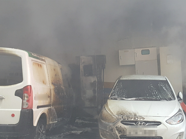 8일 부산 동래구 한 주차장에서 전기차가 폭발해 불이 났다. 부산경찰청 제공