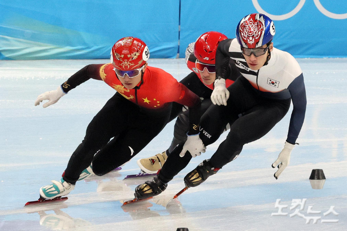 황대헌이 7일 중국 베이징 캐피털 인도어 스타디움에서 열린 쇼트트랙 남자 1000m 준결승전에서 중국 런쯔웨이와 리원룽의 견제를 받으며 역주하고 있다. 베이징(중국)=박종민 기자