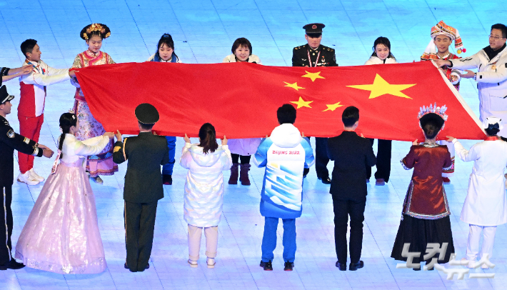 4일 중국 베이징 국립경기장에서 열린 2022 베이징동계올림픽 개막식에서 중국 국기 게양식이 진행되고 있다. 베이징(중국)=박종민 기자