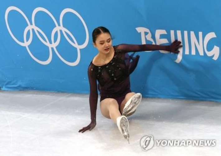 중국 여자 피겨대표 주이가 6일(현지시간) 경기 도중 넘어지고 있다. 연합뉴스