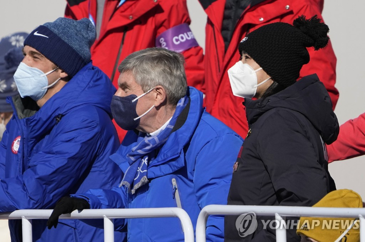 중국 여자 테니스 스타 펑솨이(오른쪽부터)가 토마스 마흐 IOC 위원장과 함께 8일 베이징동계올림픽 프리스타일 빅 에어 경기를 지켜보고 있다. AP=연합뉴스