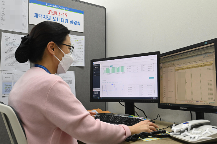 지난 2일 재택치료 관리 의료기관인 서울 서대문구 동신병원에서 관계자들이 재택치료 시스템을 통해 환자의 상태를 확인하고 있다. 박종민 기자