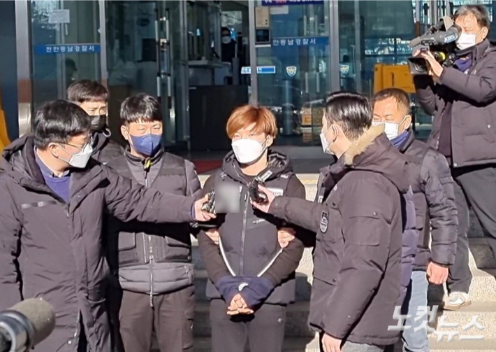 헤어지자는 여자친구를 무참히 살해해 신상정보가 공개된 조현진이 최근 구속 기소됐다. 지난 달 21일 검찰에 송치되고 있는 조현진. 인상준 기자