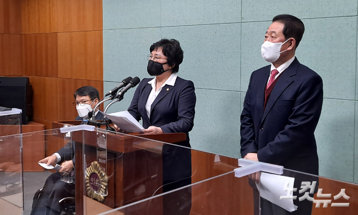 왼쪽부터 국민의힘 이종성 비례대표, 조수진 수석 최고위원, 박주선 전 의원이 기자회견을 하고 있다. 김용완 기자
