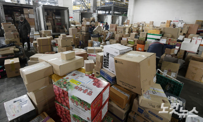 서울 송파구 서울복합물류센터에서 관계자들이 택배상자를 분주하게 옮기고 있다. 이한형 기자