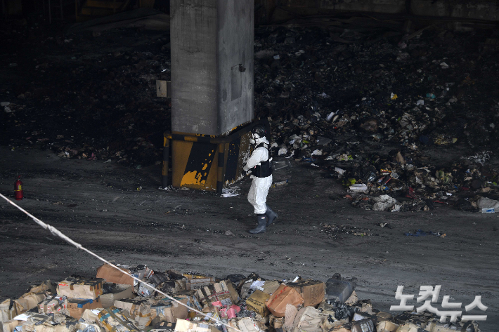 경기도 이천시 마장면 쿠팡 덕평물류 센터 화재현장에서 경찰, 소방, 국과수 등 유관기관 합동감식이 이뤄지고 있다. 박종민 기자