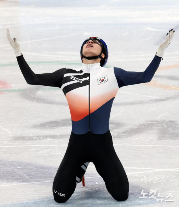 9일 중국 캐피털 인도어 스타디움에서 열린 2022 베이징동계올림픽 쇼트트랙 남자 1500m에서 금메달을 획득한 황대헌이 태극기를 들고 기뻐하고 있다. 박종민 기자