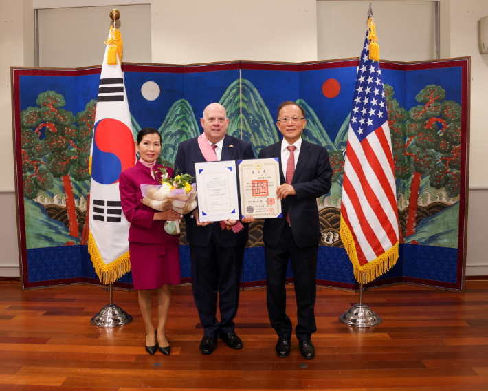 왼쪽으로부터 유미 호건 여사, 래리 호건 주지사, 이수혁 대사. 메릴랜드주정부
