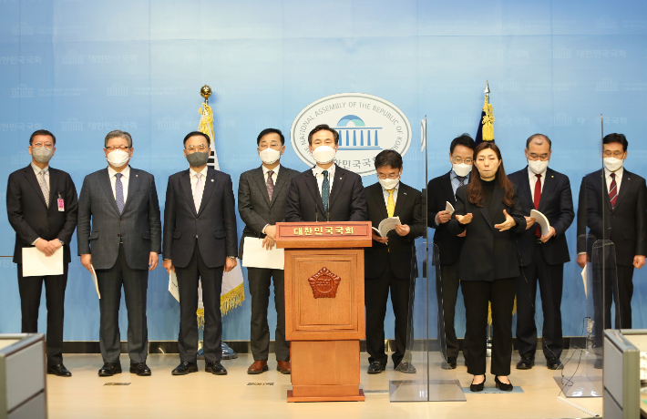 국가거점국립대총장협의회(회장 김동원 전북대 총장)가 지난 9일 국회 소통관에서 기자회견을 열고, 지역거점대학을 서울대 수준의 연구중심대학으로 육성하는 내용을 골자로 한 고등교육 대선공약을 제안했다. 전북대 제공