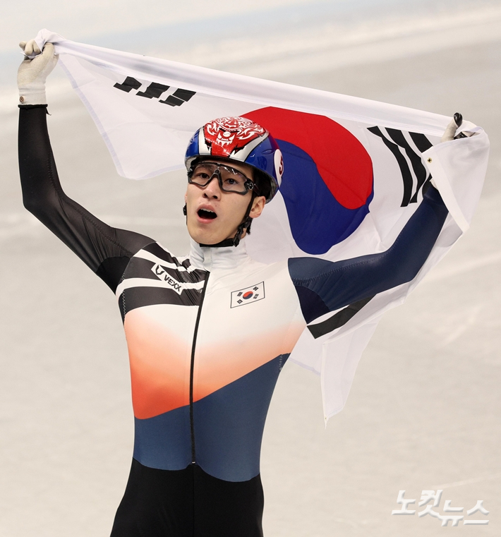 9일 중국 캐피털 인도어 스타디움에서 열린 2022 베이징동계올림픽 쇼트트랙 남자 1500m에서 금메달을 획득한 황대헌 선수가 태극기를 들고 기뻐하고 있다. 베이징(중국)=박종민 기자