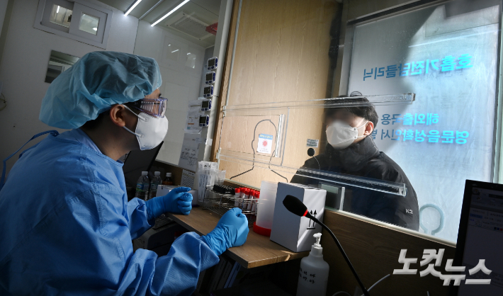 지난 3일 서울 강남구 역삼동 하나이비인후과에 마련된 호흡기전담클리닉에서 의료진이 호흡기질환 환자와 칸막이를 사이에 두고 진료를 하고 있다. 사진공동취재단 이한형 기자
