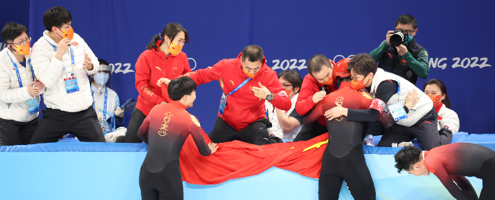 7일 오후 중국 베이징 캐피탈 실내 경기장에서 열린 2022 베이징 동계올림픽 쇼트트랙 남자 1000m 결승전에서 비디오 판독 결과 금메달을 획득한 중국의 런쯔웨이가 김선태 중국 대표팀 감독과 환호하고 있다. 연합뉴스