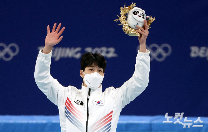 9일 중국 베이징 서우두 체육관에서 열린 2022 베이징 동계올림픽 쇼트트랙 남자 1500m 결승에서 금메달을 획득한 황대헌이 플라워 세레머니를 하고 있다. 베이징(중국)=박종민 기자