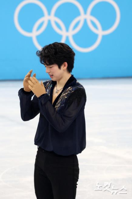 아쉬워하는 피겨 차준환