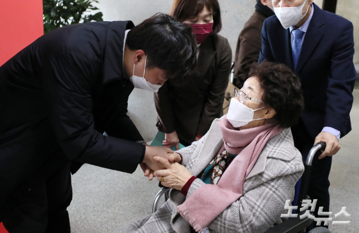 이준석 국민의힘 대표가 10일 국회에서 위안부 피해자 이용수 할머니를 만나고 있다. 윤창원 기자