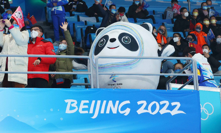 2022 베이징 동계올림픽 쇼트트랙 경기에서 대회 마스코트인 빙둔둔이 관중들과 경기 시작을 기다리고 있다. 연합뉴스