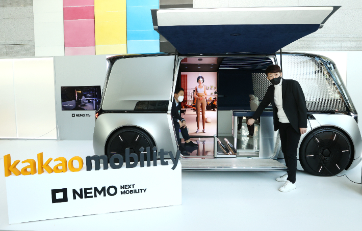 10일 서울 강남구 코엑스에서 열린 테크 콘퍼런스 '넥스트 모빌리티 : 네모 2022'(NEXT MOBILITY : NEMO 2022) 에서 직원들이 미래 자율주행차 컨셉모델 'LG 옴니팟'을 선보이고 있다. 연합뉴스