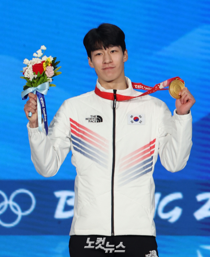 '누나도 따낼 거야' 2022 베이징 동계올림픽 쇼트트랙 남자 1500m 결승에서 금메달을 획득한 황대헌 10일 중국 베이징 메달 플라자에서 금메달을 목에 걸고 기뻐하고 있다. 베이징(중국)=박종민 기자