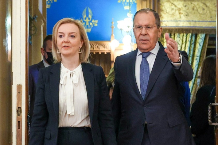 세르게이 라브로프 러시아 외교장관(오른쪽)이 10일(현지시간) 우크라이나 사태를 논의하기 위해 모스크바의 외교부 청사를 방문한 리즈 트러스 영국 외교장관(왼쪽)을 만나고 있다. 러시아 외교부 제공