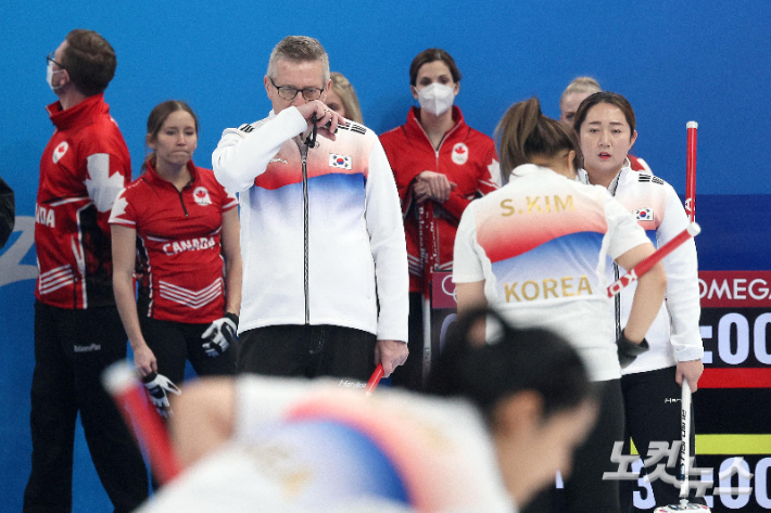 한국 컬링 국가대표팀 피터 갤런트 감독이 10일 오후 중국 베이징 국립 아쿠아틱 센터에서 열린 컬링 여자 단체전 한국과 캐나다의 경기를 준비하는 선수들을 지켜보고 있다. 베이징(중국)=박종민 기자