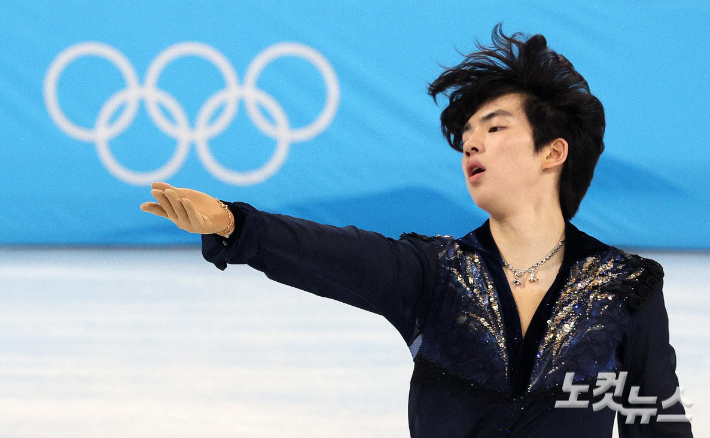 차준환이 10일 중국 베이징 캐피털 인도어 스타디움에서 열린 2022 베이징동계올림픽 피겨스케이팅 남자 싱글 프리스케이팅 경기에서 연기를 펼치고 있다. 베이징(중국)=박종민 기자
