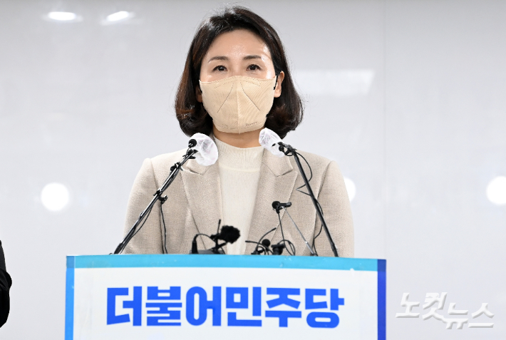 이재명 더불어민주당 대선 후보의 아내 김혜경 씨가 지난 9일 서울 여의도 당사에서 최근 불거진 논란에 대해 사과 기자회견을 하고 있다. 윤창원 기자