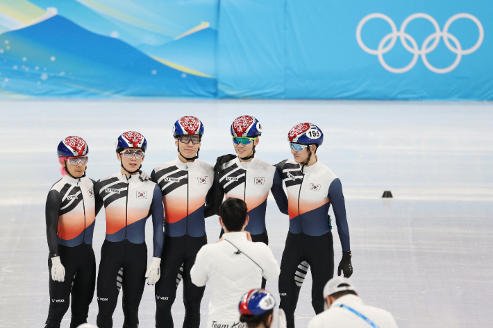 2일 중국 베이징 캐피털 실내경기장에서 실시된 2022 베이징동계올림픽 쇼트트랙 대표팀 공식 훈련이 끝난 뒤 대표팀 김병준 코치가 곽윤기(왼쪽부터), 김동욱, 황대헌, 이준서, 박장혁을 기념촬영하고 있다. 연합뉴스