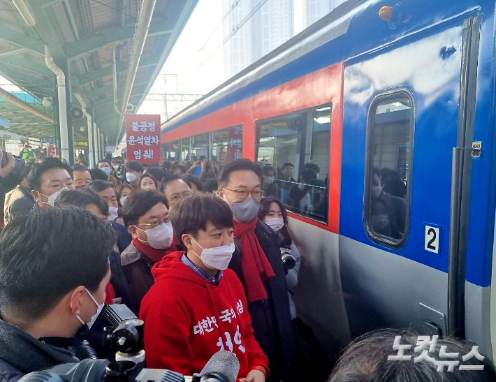 이준석 국민의힘 대표와 관계자들이 11일 충남 천안역에서 출발하는 열정열차에 탑승하고 있다. 인상준 기자 