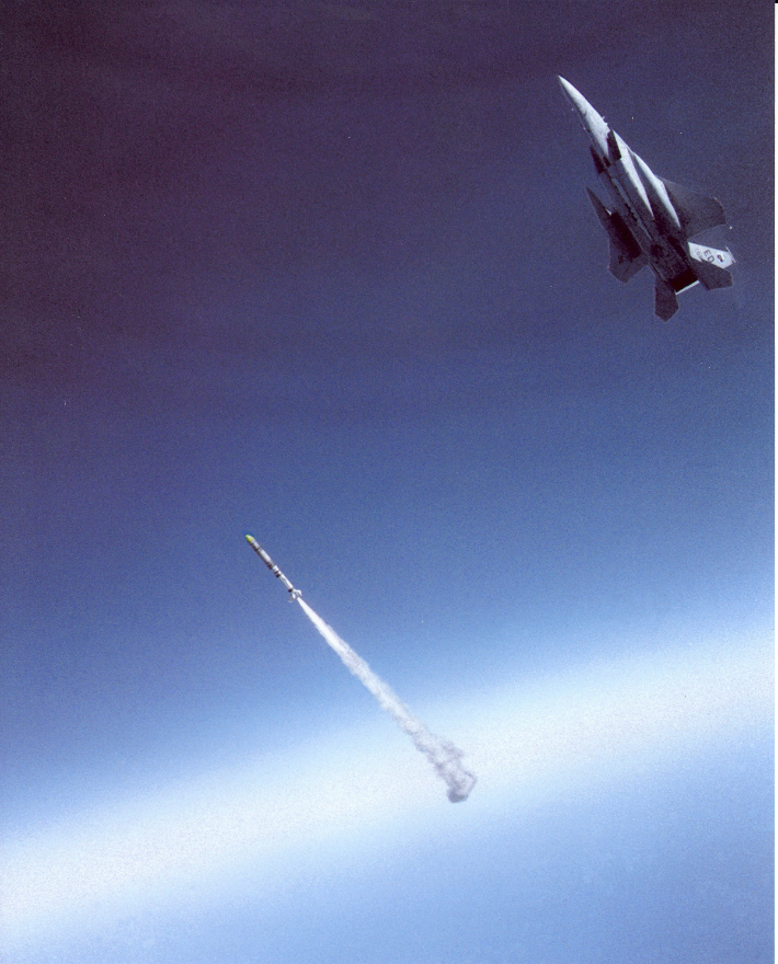 1985년 미국이 F-15 전투기에서 ASM-135 위성요격미사일을 시험발사하는 모습. 미 공군 제공