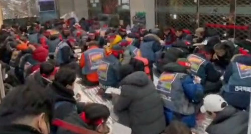 CJ대한통운 본사를 기습 점거한 민주노총 전국택배노동조합원들이 단체로 식사를 하는 모습. 영상 캡처
