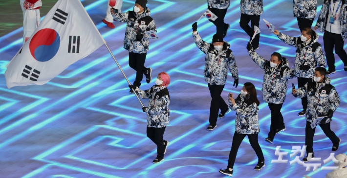 4일 중국 베이징 국립 경기장에서 열린 2022 베이징 동계올림픽 개막식에서 대한민국 선수단 공동 기수인 곽윤기, 김아랑이 태극기를 들고 입장하고 있다. 베이징(중국)=박종민 기자