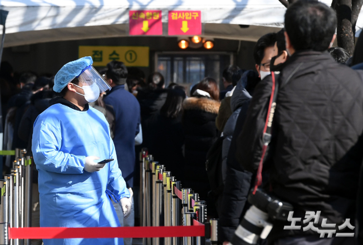 10일 오후 서울광장에 마련된 선별진료소에서 의료진이 PCR검사 및 신속항원검사를 받기 위해 대기중인 시민들을 안내하고 있다. 황진환 기자