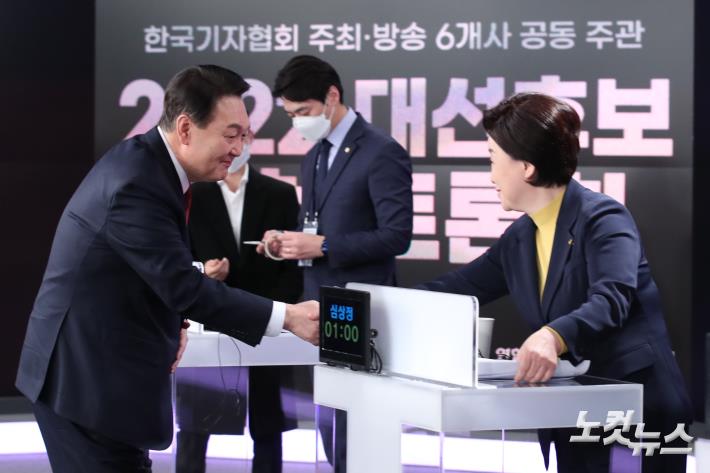 윤석열 국민의힘(왼쪽부터), 심상정 정의당 대통령선거 후보가 11일 오후 서울 중구 필동 매경미디어센터에서 열린 한국기자협회 주최‧방송 6개사 공동 주관 2022 대선후보 초청 토론회 시작에 앞서 인사를 나누고 있다.
