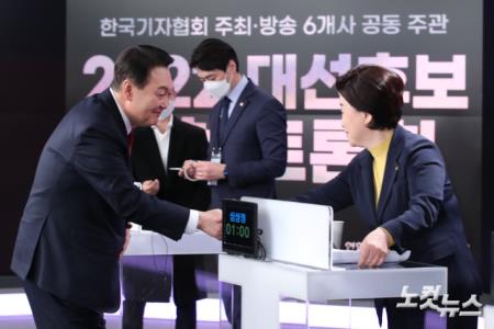 윤석열 국민의힘(왼쪽부터), 심상정 정의당 대통령선거 후보가 11일 오후 서울 중구 필동 매경미디어센터에서 열린 한국기자협회 주최‧방송 6개사 공동 주관 2022 대선후보 초청 토론회 시작에 앞서 인사를 나누고 있다.