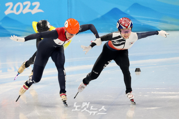 최민정이 11일 중국 베이징 캐피털 인도어 스타디움에서 열린 2022 베이징동계올림픽 쇼트트랙 여자 1000m 결승 경기에서 결승선을 향해 스케이트날을 내밀고 있다. 베이징(중국)=박종민 기자