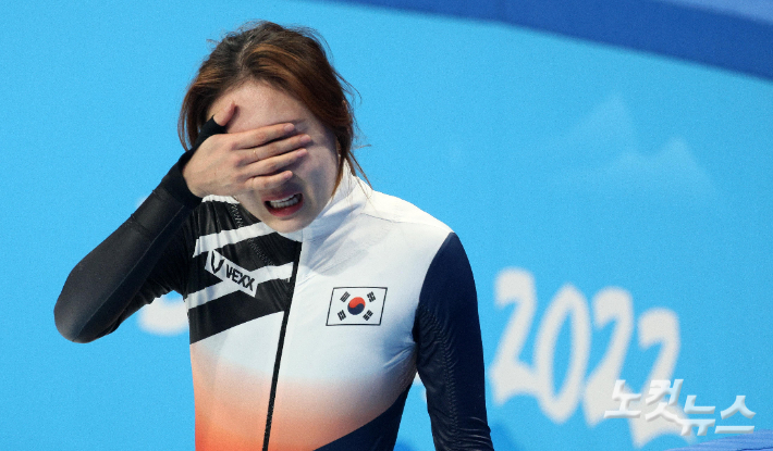 2022 베이징동계올림픽 쇼트트랙 여자 1000m에서 은메달을 획득한 최민정이 11일 중국 베이징 캐피털 인도어 스타디움에서 눈물을 흘리고 있다. 베이징(중국)=박종민 기자