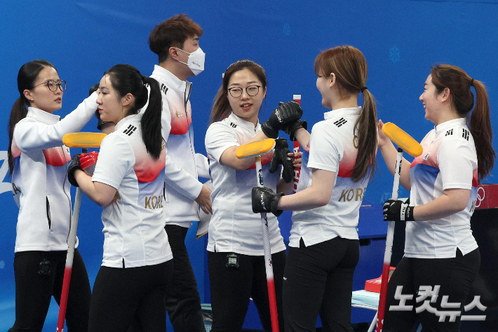 2022 베이징 동계올림픽 첫 경기를 앞둔 컬링 국가대표 여자 4인조 팀 킴이 9일 오후 중국 베이징 내셔널 아쿠아틱 센터에서 공식훈련을 마친 뒤 대화하고 있다. 베이징(중국)=박종민 기자